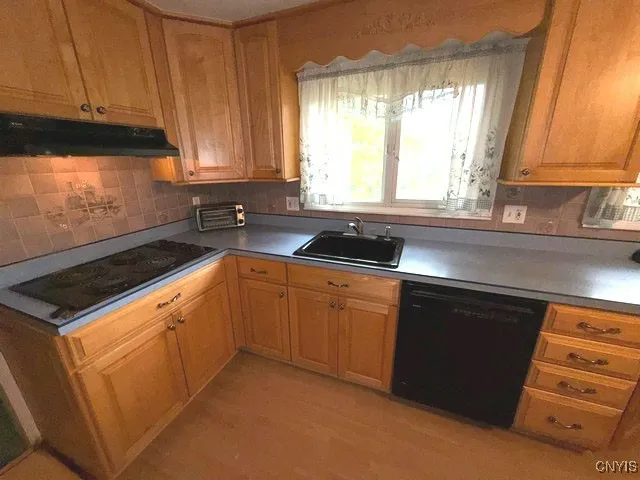 131 Hillside Way, Camillus, New York 13031, Camillus, New York 13031, 3 Bedrooms Bedrooms, 9 Rooms Rooms,2 BathroomsBathrooms,Residential,For Sale,131 Hillside Way, Camillus, New York 13031,0,S1645404