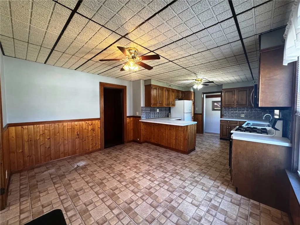 Eat-in kitchen with breakfast bar