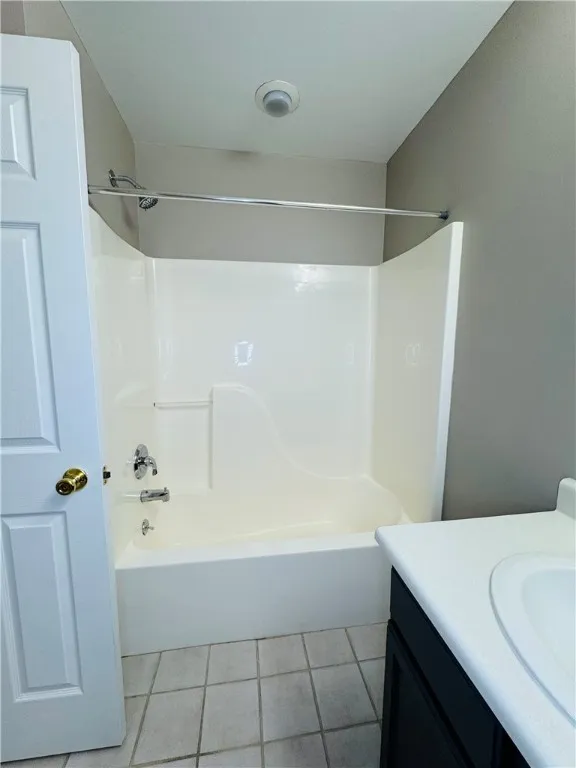 Upstairs primary bathroom with shower/tub combo (accessible from primary bedroom and from hallway