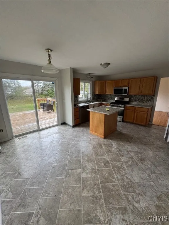 8281 Dampier Circle, Clay, New York 13090, Clay, New York 13090, 4 Bedrooms Bedrooms, 8 Rooms Rooms,2 BathroomsBathrooms,Residential Lease,Closed,8281 Dampier Circle, Clay, New York 13090,0,S1645411