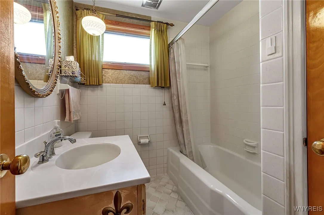 145 Rochelle Park, Tonawanda, New York 14150, Tonawanda, New York 14150, 3 Bedrooms Bedrooms, 7 Rooms Rooms,1 BathroomBathrooms,Residential,For Sale,145 Rochelle Park, Tonawanda, New York 14150,0,B1644891