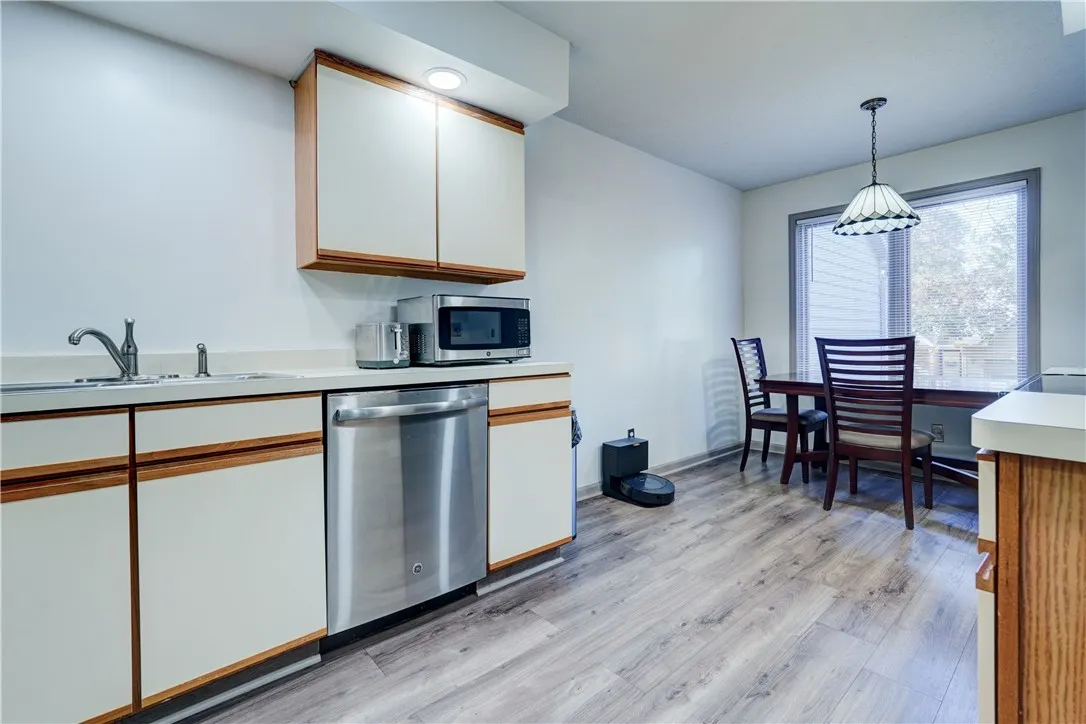 4 Colonial Circle, Perinton, New York 14450, Perinton, New York 14450, 2 Bedrooms Bedrooms, 5 Rooms Rooms,2 BathroomsBathrooms,Residential,For Sale,4 Colonial Circle, Perinton, New York 14450,0,R1644913