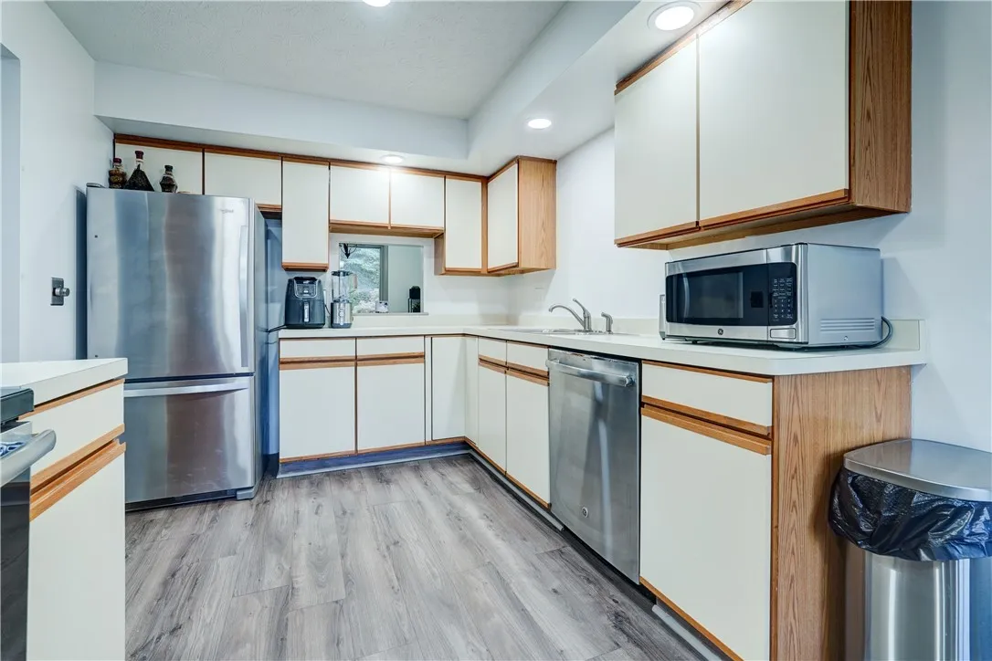 4 Colonial Circle, Perinton, New York 14450, Perinton, New York 14450, 2 Bedrooms Bedrooms, 5 Rooms Rooms,2 BathroomsBathrooms,Residential,For Sale,4 Colonial Circle, Perinton, New York 14450,0,R1644913