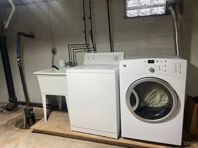 302 Twin Elms Lane, Clay, New York 13212, Clay, New York 13212, 3 Bedrooms Bedrooms, 6 Rooms Rooms,1 BathroomBathrooms,Residential Lease,For Rent,302 Twin Elms Lane, Clay, New York 13212,0,S1645561