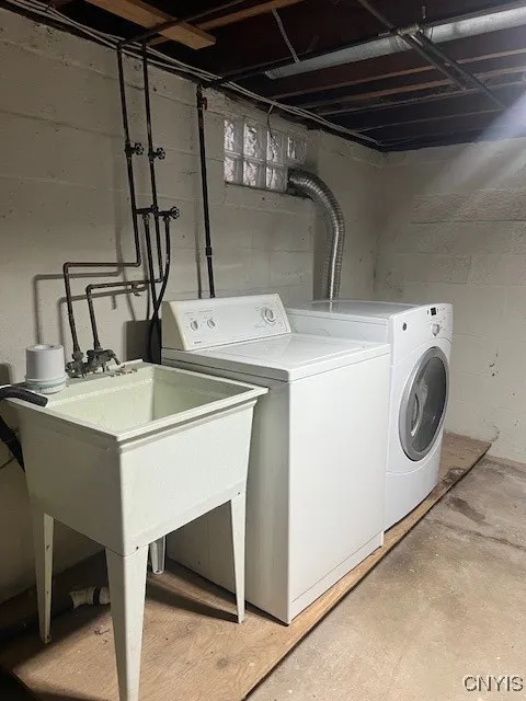 302 Twin Elms Lane, Clay, New York 13212, Clay, New York 13212, 3 Bedrooms Bedrooms, 6 Rooms Rooms,1 BathroomBathrooms,Residential Lease,For Rent,302 Twin Elms Lane, Clay, New York 13212,0,S1645561