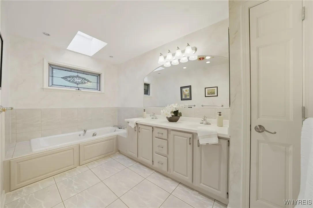 12 Hampton Hill Drive, Amherst, New York 14221, Amherst, New York 14221, 2 Bedrooms Bedrooms, 7 Rooms Rooms,2 BathroomsBathrooms,Residential,For Sale,12 Hampton Hill Drive, Amherst, New York 14221,0,B1645038