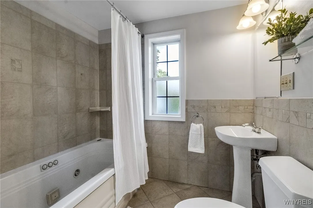 94 Walton Dr, Amherst, New York 14226, Amherst, New York 14226, 3 Bedrooms Bedrooms, 7 Rooms Rooms,2 BathroomsBathrooms,Residential,For Sale,94 Walton Dr, Amherst, New York 14226,0,B1645249