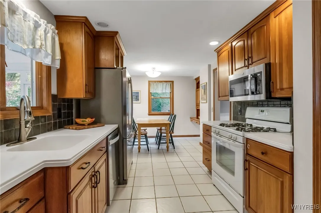 94 Walton Dr, Amherst, New York 14226, Amherst, New York 14226, 3 Bedrooms Bedrooms, 7 Rooms Rooms,2 BathroomsBathrooms,Residential,Closed,94 Walton Dr, Amherst, New York 14226,0,B1645249