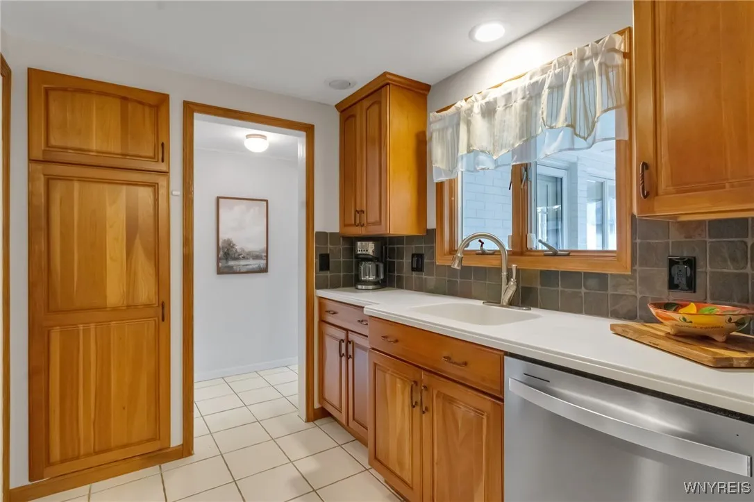 94 Walton Dr, Amherst, New York 14226, Amherst, New York 14226, 3 Bedrooms Bedrooms, 7 Rooms Rooms,2 BathroomsBathrooms,Residential,Closed,94 Walton Dr, Amherst, New York 14226,0,B1645249
