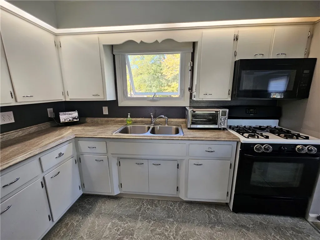 3 Candlewick Drive, Sweden, New York 14420, Sweden, New York 14420, 5 Bedrooms Bedrooms, 11 Rooms Rooms,2 BathroomsBathrooms,Residential,For Sale,3 Candlewick Drive, Sweden, New York 14420,0,R1645567