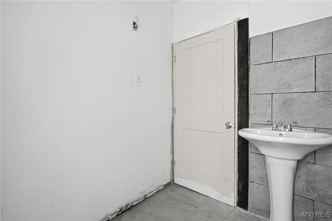 2311 Niagara Street, Buffalo, New York 14207, Buffalo, New York 14207, 3 Bedrooms Bedrooms, 7 Rooms Rooms,1 BathroomBathrooms,Residential,For Sale,2311 Niagara Street, Buffalo, New York 14207,0,B1645659