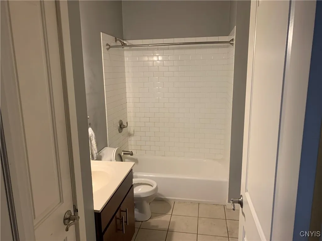 317 South Clinton Street 2e, Syracuse, New York 13, Syracuse, New York 13202, 1 Bedroom Bedrooms, 4 Rooms Rooms,1 BathroomBathrooms,Residential Lease,Closed,317 South Clinton Street 2e, Syracuse, New York 13,0,S1645662