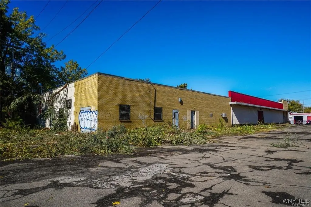 1035 Cleveland Avenue, Niagara Falls, New York 143, Niagara Falls, New York 14305, ,Commercial Sale,For Sale,1035 Cleveland Avenue, Niagara Falls, New York 143,0,B1645738