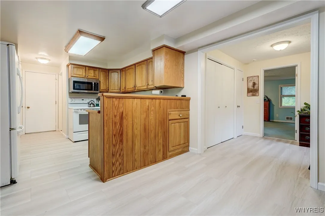 6 High Point Drive, Parma, New York 14559, Parma, New York 14559, 4 Bedrooms Bedrooms, 7 Rooms Rooms,2 BathroomsBathrooms,Residential,For Sale,6 High Point Drive, Parma, New York 14559,0,B1645585