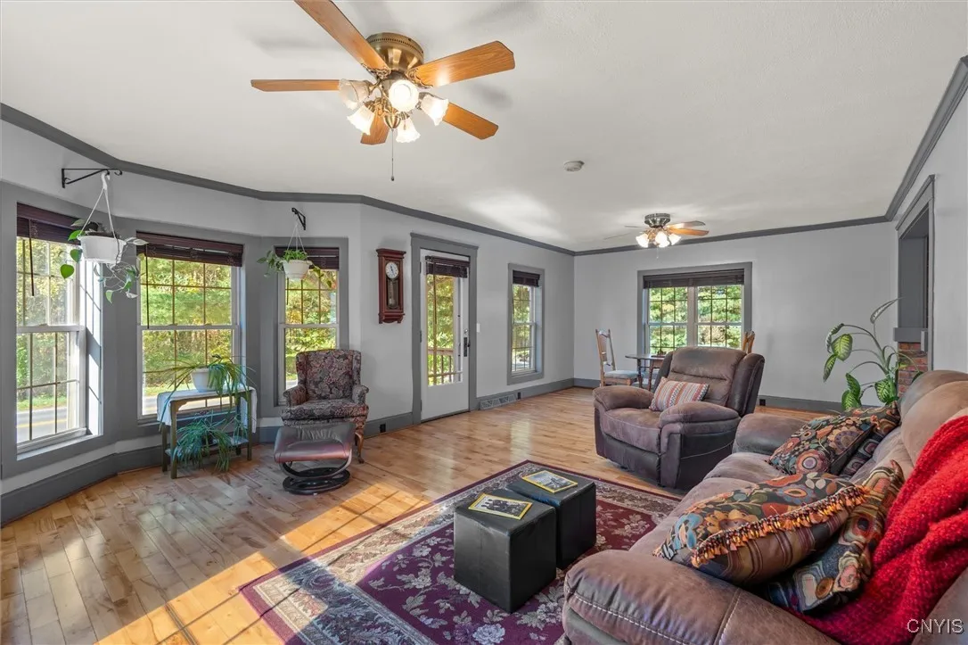 Living Room-so spacious