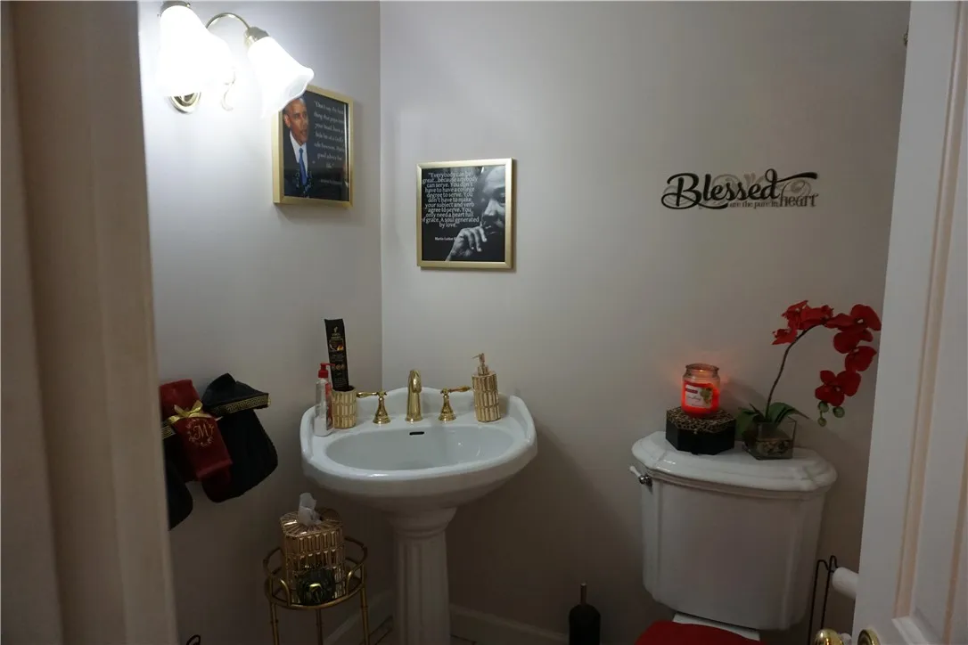 237 Creighton Lane, Greece, New York 14612, Greece, New York 14612, 3 Bedrooms Bedrooms, 7 Rooms Rooms,2 BathroomsBathrooms,Residential,For Sale,237 Creighton Lane, Greece, New York 14612,0,R1642596