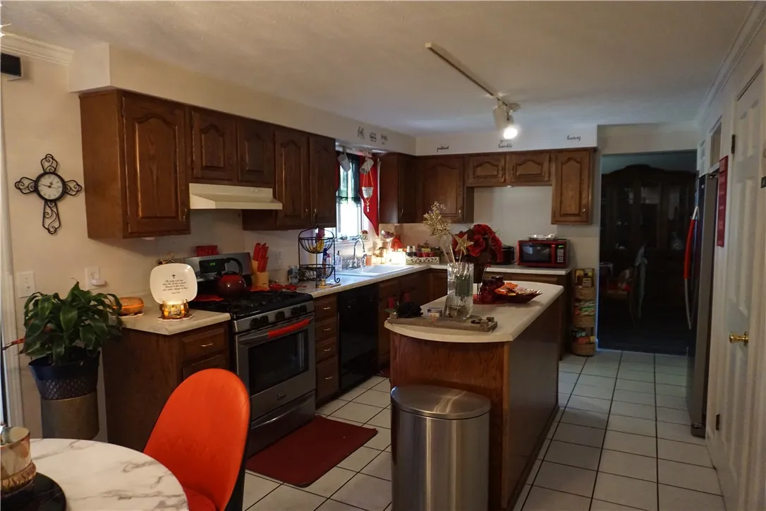 237 Creighton Lane, Greece, New York 14612, Greece, New York 14612, 3 Bedrooms Bedrooms, 7 Rooms Rooms,2 BathroomsBathrooms,Residential,For Sale,237 Creighton Lane, Greece, New York 14612,0,R1642596