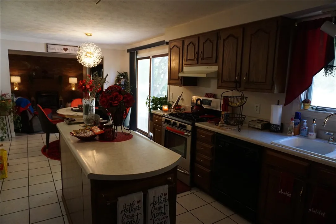 237 Creighton Lane, Greece, New York 14612, Greece, New York 14612, 3 Bedrooms Bedrooms, 7 Rooms Rooms,2 BathroomsBathrooms,Residential,For Sale,237 Creighton Lane, Greece, New York 14612,0,R1642596