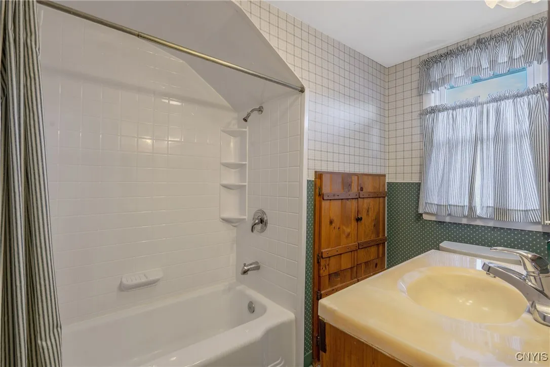 Upstairs full bathroom view