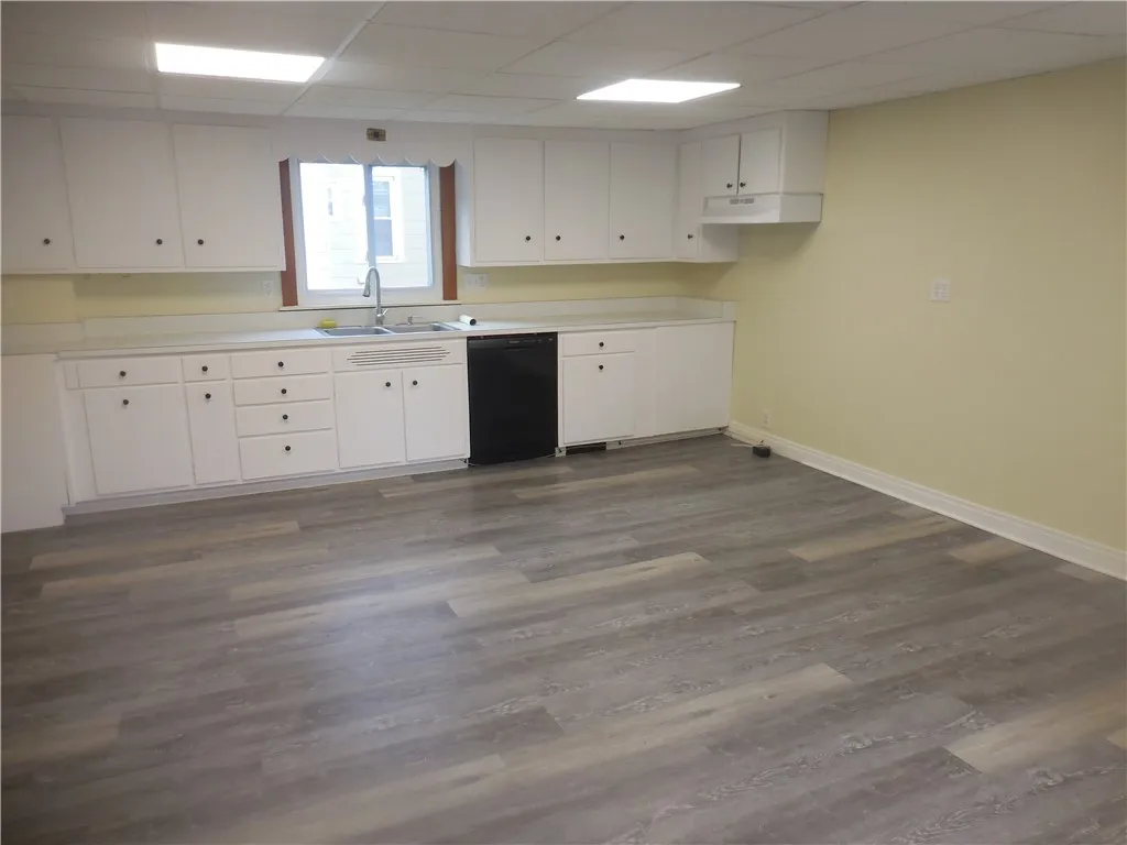 llarge kitchen  electric stove hook up