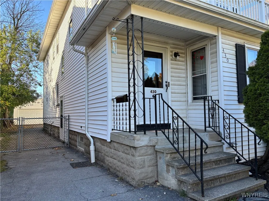 430 Colvin Avenue 2, Buffalo, New York 14216, Buffalo, New York 14216, 3 Bedrooms Bedrooms, 7 Rooms Rooms,1 BathroomBathrooms,Residential Lease,For Rent,430 Colvin Avenue 2, Buffalo, New York 14216,0,B1645804