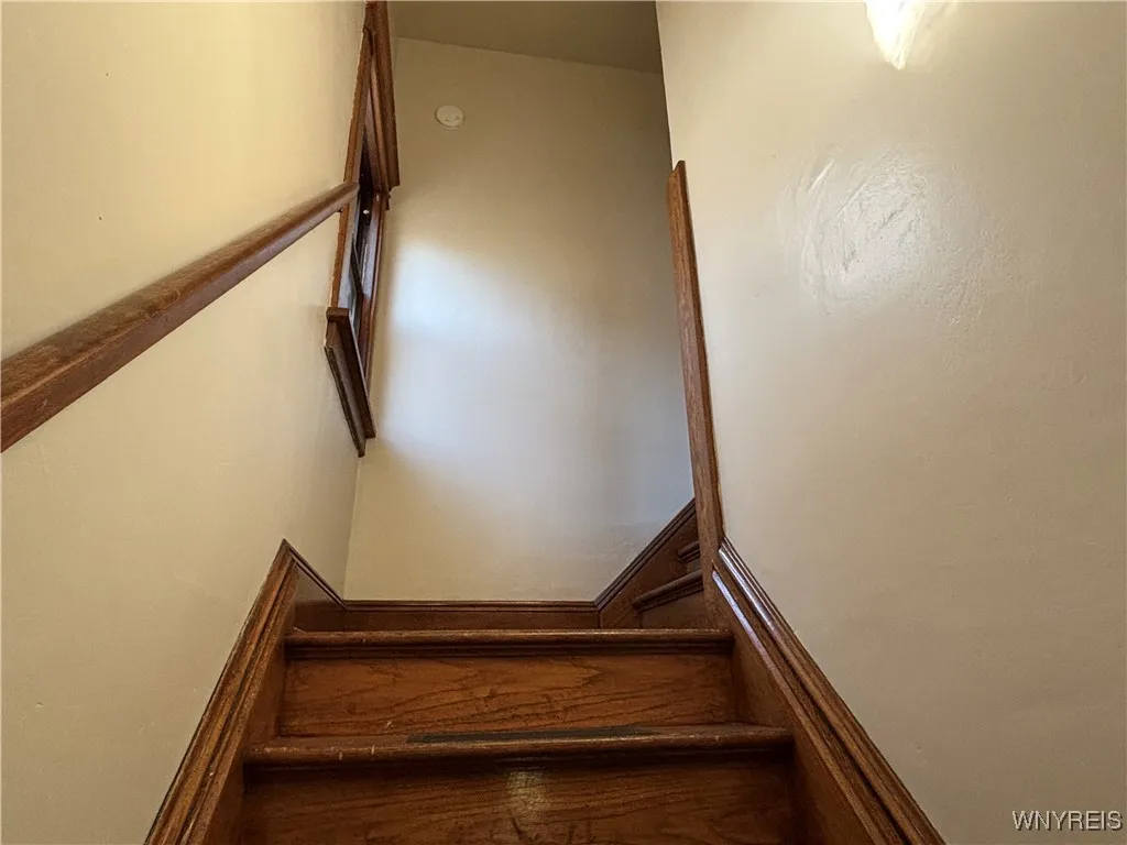 430 Colvin Avenue 2, Buffalo, New York 14216, Buffalo, New York 14216, 3 Bedrooms Bedrooms, 7 Rooms Rooms,1 BathroomBathrooms,Residential Lease,For Rent,430 Colvin Avenue 2, Buffalo, New York 14216,0,B1645804