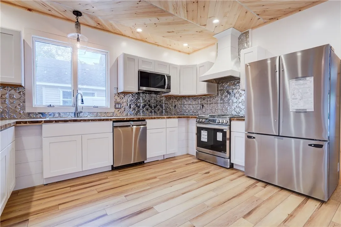 413 Caroline Street, Rochester, New York 14620, Rochester, New York 14620, 3 Bedrooms Bedrooms, 9 Rooms Rooms,3 BathroomsBathrooms,Residential Lease,For Rent,413 Caroline Street, Rochester, New York 14620,0,R1645835