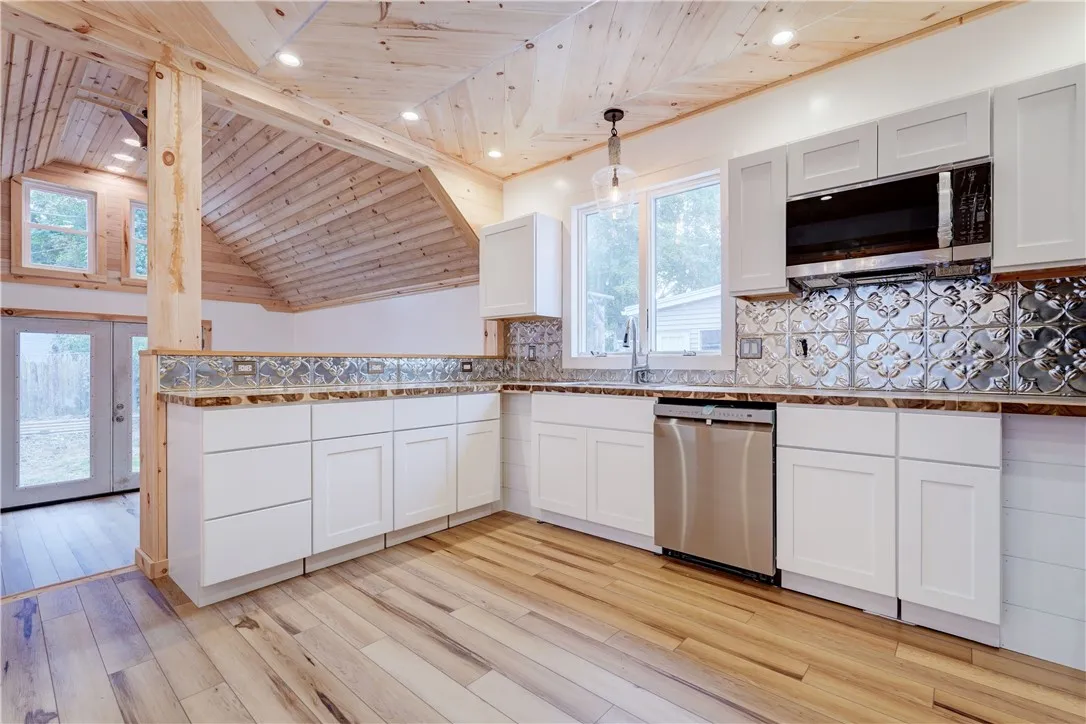 413 Caroline Street, Rochester, New York 14620, Rochester, New York 14620, 3 Bedrooms Bedrooms, 9 Rooms Rooms,3 BathroomsBathrooms,Residential Lease,For Rent,413 Caroline Street, Rochester, New York 14620,0,R1645835