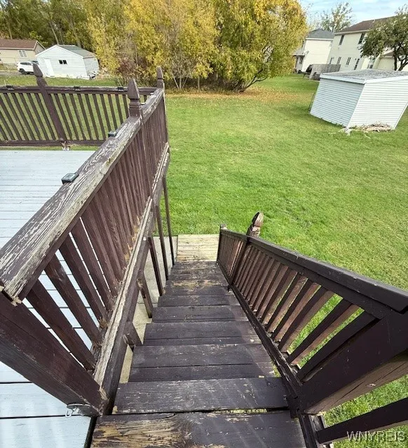 Access to the yard from the upper deck.
