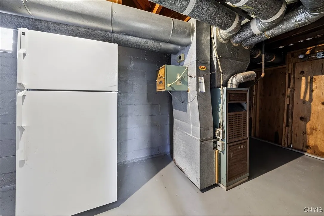 Utility room with fridge/freezer that stays!