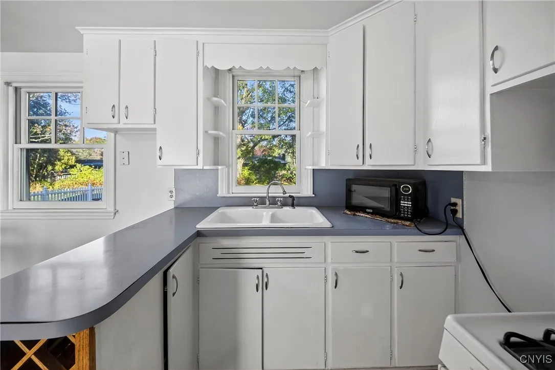 Kitchen, appliances stay!