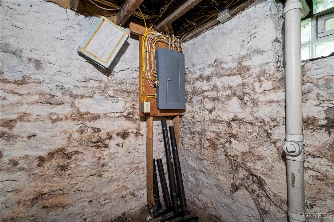 71 Hoyt Street, Buffalo, New York 14213, Buffalo, New York 14213, 4 Bedrooms Bedrooms, 8 Rooms Rooms,2 BathroomsBathrooms,Residential,For Sale,71 Hoyt Street, Buffalo, New York 14213,0,B1645895