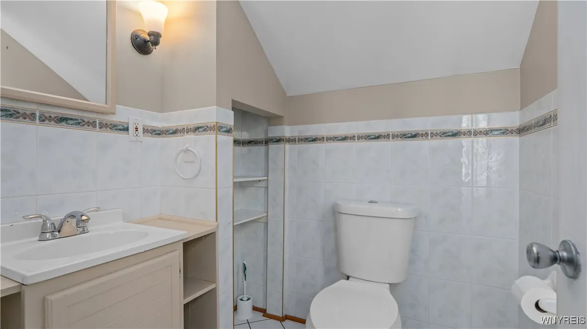 2nd Floor Primary Bathroom (Half)