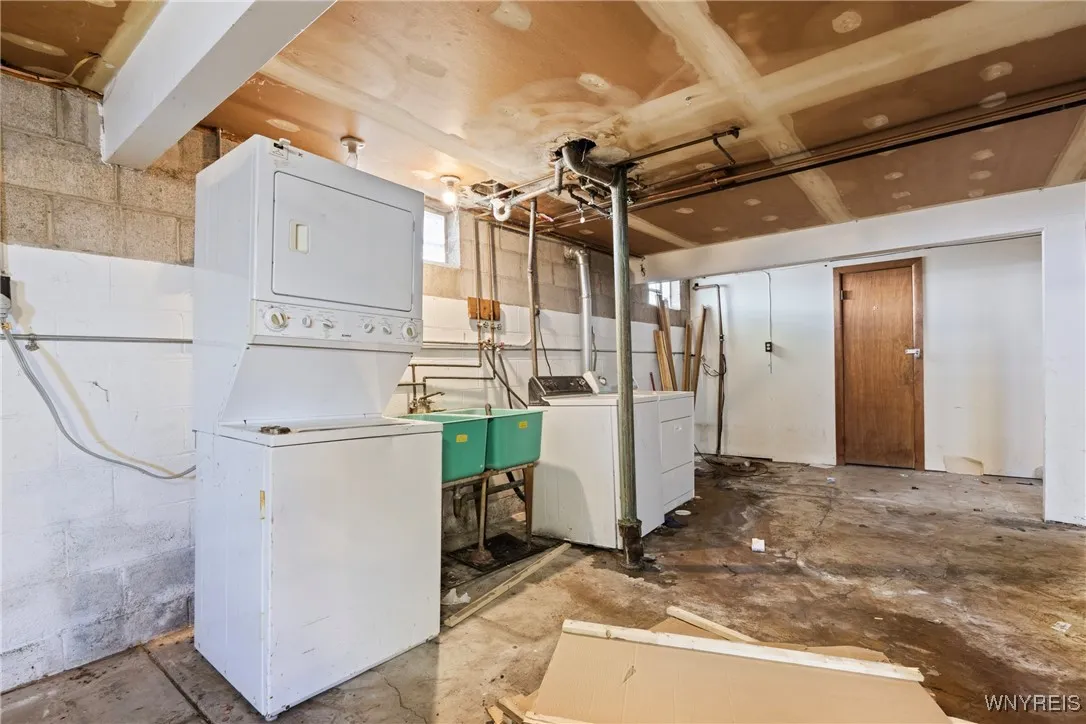 250 Montrose Avenue, Tonawanda, New York 14223, Tonawanda, New York 14223, 8 Bedrooms Bedrooms, ,5 BathroomsBathrooms,Residential,For Sale,250 Montrose Avenue, Tonawanda, New York 14223,0,B1645810