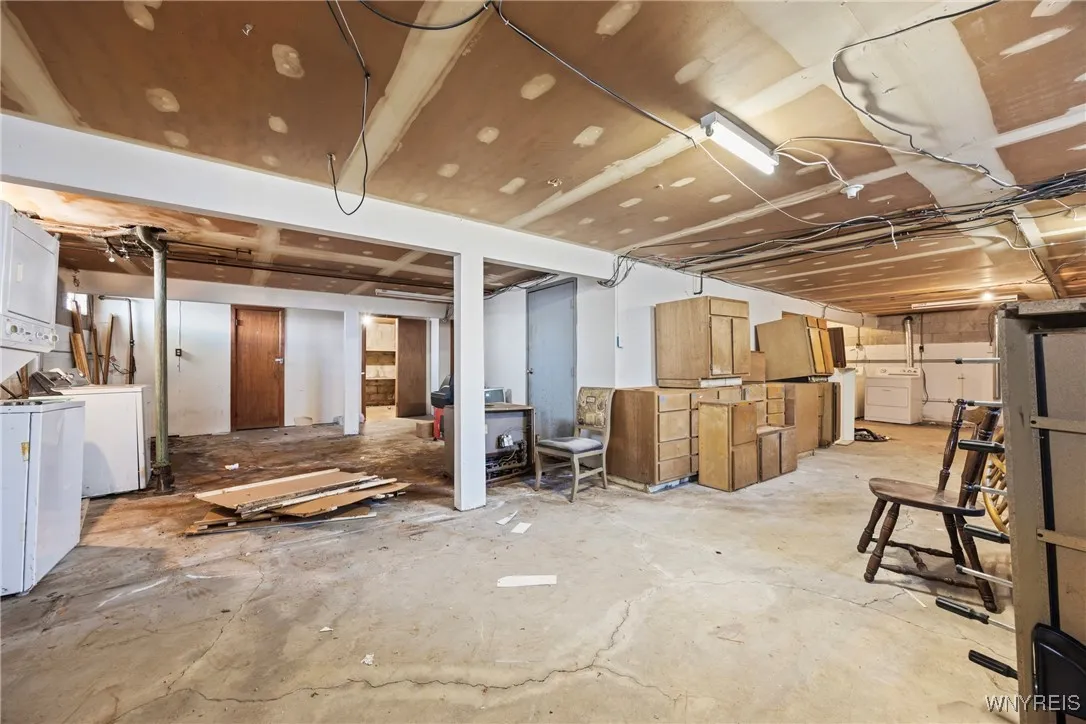 250 Montrose Avenue, Tonawanda, New York 14223, Tonawanda, New York 14223, 8 Bedrooms Bedrooms, ,5 BathroomsBathrooms,Residential,For Sale,250 Montrose Avenue, Tonawanda, New York 14223,0,B1645810