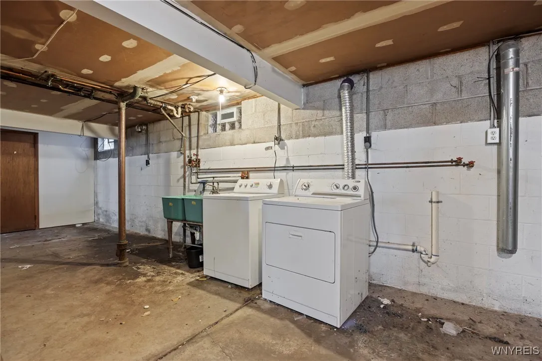 250 Montrose Avenue, Tonawanda, New York 14223, Tonawanda, New York 14223, 8 Bedrooms Bedrooms, ,5 BathroomsBathrooms,Residential,For Sale,250 Montrose Avenue, Tonawanda, New York 14223,0,B1645810