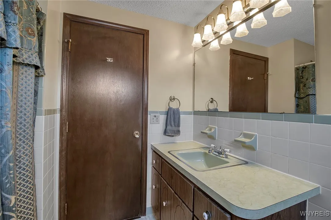 4 Windtree Lane, West Seneca, New York 14224, West Seneca, New York 14224, 4 Bedrooms Bedrooms, 8 Rooms Rooms,1 BathroomBathrooms,Residential,For Sale,4 Windtree Lane, West Seneca, New York 14224,0,B1645437