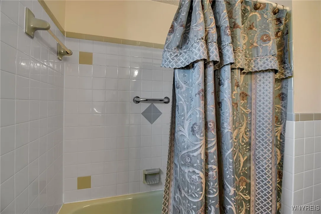 4 Windtree Lane, West Seneca, New York 14224, West Seneca, New York 14224, 4 Bedrooms Bedrooms, 8 Rooms Rooms,1 BathroomBathrooms,Residential,For Sale,4 Windtree Lane, West Seneca, New York 14224,0,B1645437