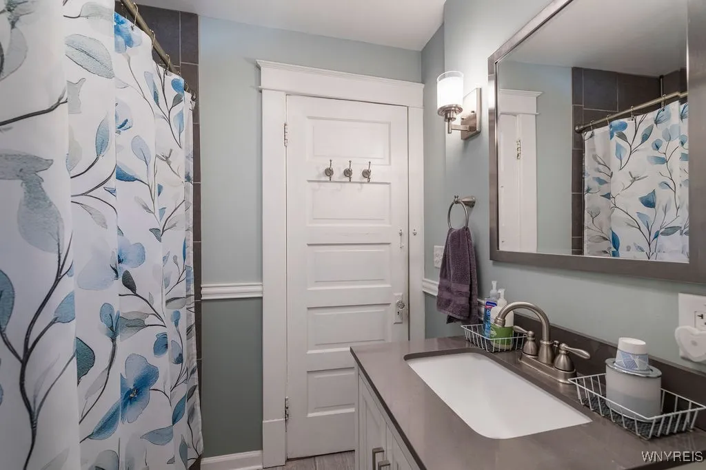 2254 Cleveland Avenue, Niagara Falls, New York 143, Niagara Falls, New York 14305, 3 Bedrooms Bedrooms, 7 Rooms Rooms,1 BathroomBathrooms,Residential,For Sale,2254 Cleveland Avenue, Niagara Falls, New York 143,0,B1644816