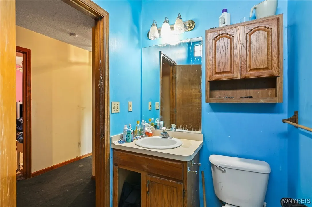 Full bath (second floor)