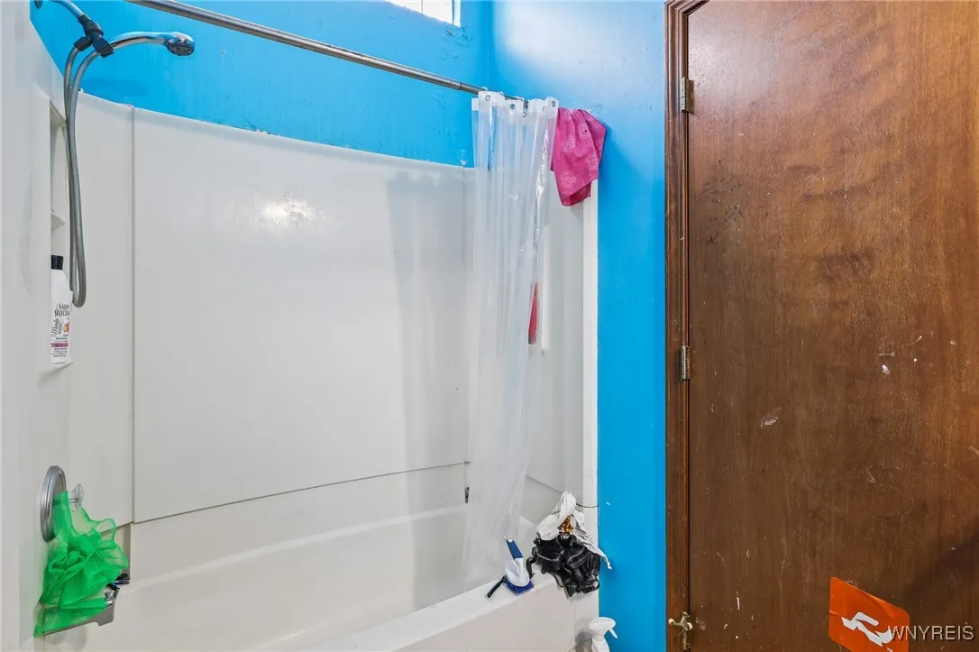 Full bath (second floor)