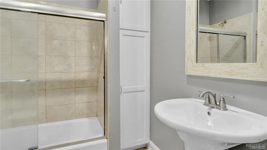 2528 Main Street, Buffalo, New York 14214, Buffalo, New York 14214, 6 Bedrooms Bedrooms, 12 Rooms Rooms,2 BathroomsBathrooms,Residential Lease,For Rent,2528 Main Street, Buffalo, New York 14214,0,B1646210