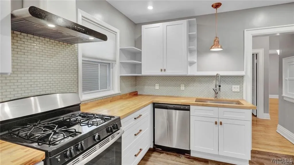 2528 Main Street, Buffalo, New York 14214, Buffalo, New York 14214, 6 Bedrooms Bedrooms, 12 Rooms Rooms,2 BathroomsBathrooms,Residential Lease,For Rent,2528 Main Street, Buffalo, New York 14214,0,B1646210