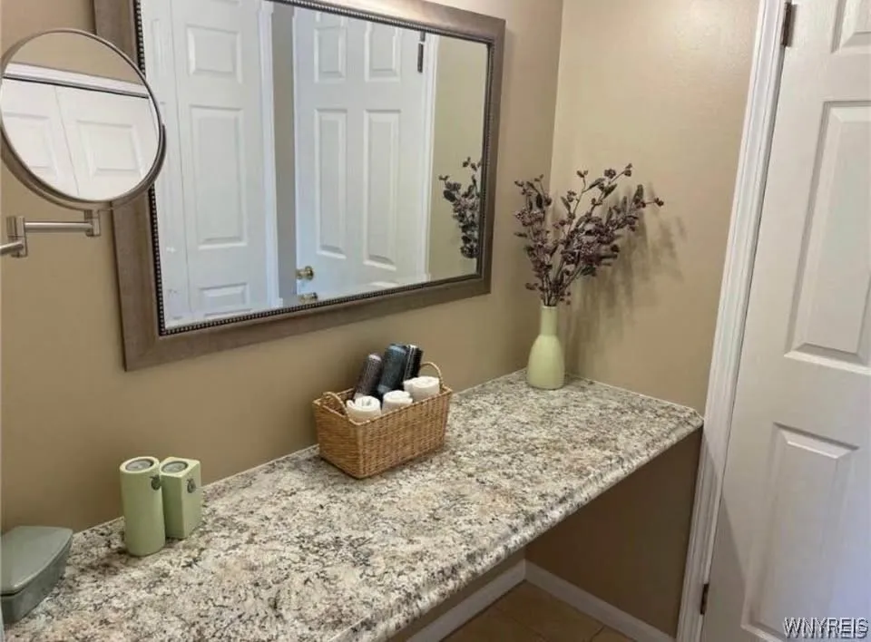 32 North Hill Drive, West Seneca, New York 14224, West Seneca, New York 14224, 2 Bedrooms Bedrooms, 6 Rooms Rooms,1 BathroomBathrooms,Residential Lease,For Rent,32 North Hill Drive, West Seneca, New York 14224,0,B1646166