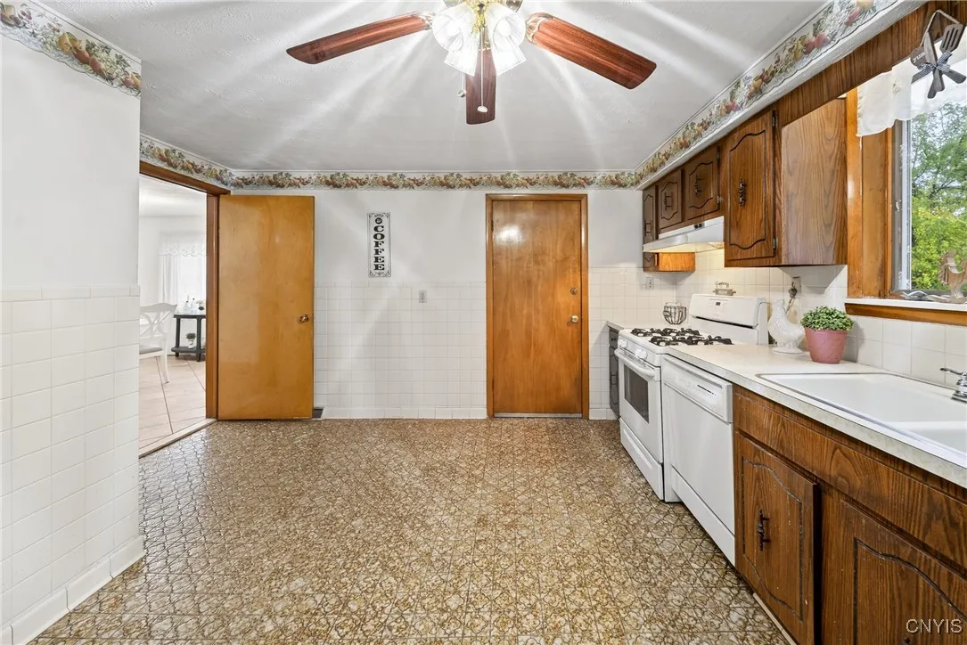 809 East Division Street, Syracuse, New York 13208, Syracuse, New York 13208, 3 Bedrooms Bedrooms, 10 Rooms Rooms,3 BathroomsBathrooms,Residential,For Sale,809 East Division Street, Syracuse, New York 13208,0,S1645798