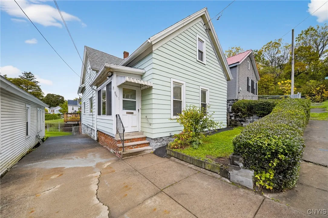 809 East Division Street, Syracuse, New York 13208, Syracuse, New York 13208, 3 Bedrooms Bedrooms, 10 Rooms Rooms,3 BathroomsBathrooms,Residential,For Sale,809 East Division Street, Syracuse, New York 13208,0,S1645798