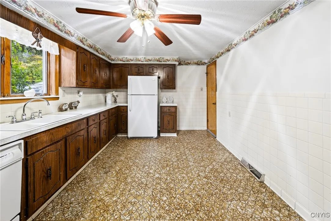 809 East Division Street, Syracuse, New York 13208, Syracuse, New York 13208, 3 Bedrooms Bedrooms, 10 Rooms Rooms,3 BathroomsBathrooms,Residential,For Sale,809 East Division Street, Syracuse, New York 13208,0,S1645798