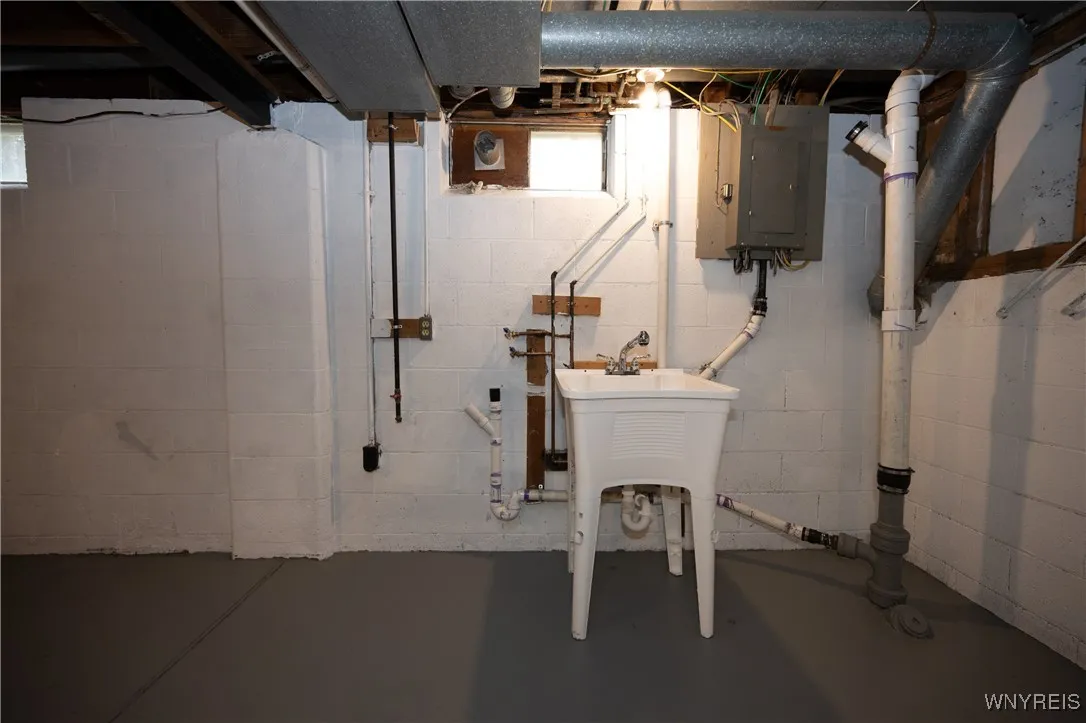 930 Sun Valley Drive, North Tonawanda, New York 14, North Tonawanda, New York 14120, 3 Bedrooms Bedrooms, 7 Rooms Rooms,1 BathroomBathrooms,Residential,For Sale,930 Sun Valley Drive, North Tonawanda, New York 14,0,B1645489