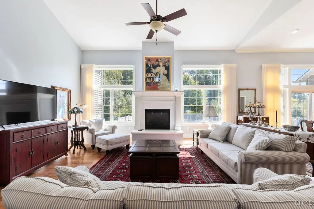 LIVINGROOM W/FURNITURE