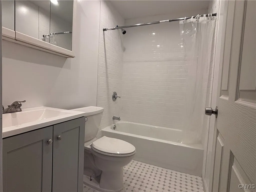 207 Boyden Street, Syracuse, New York 13203, Syracuse, New York 13203, 3 Bedrooms Bedrooms, 7 Rooms Rooms,1 BathroomBathrooms,Residential,For Sale,207 Boyden Street, Syracuse, New York 13203,0,S1645595